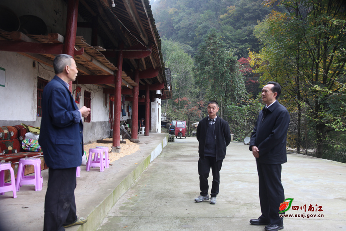 符大纲到光雾山镇看望挂联贫困户